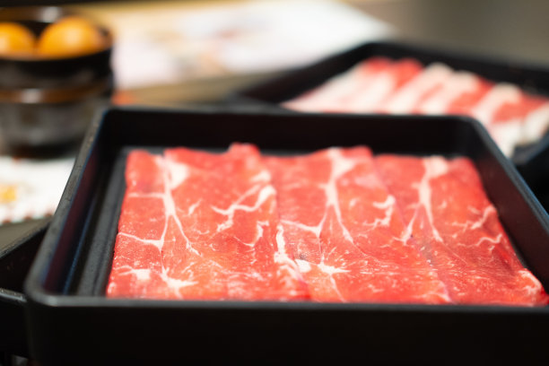 黑色托盘上的牛肉薄片，用来吃涮涮锅。图片下载