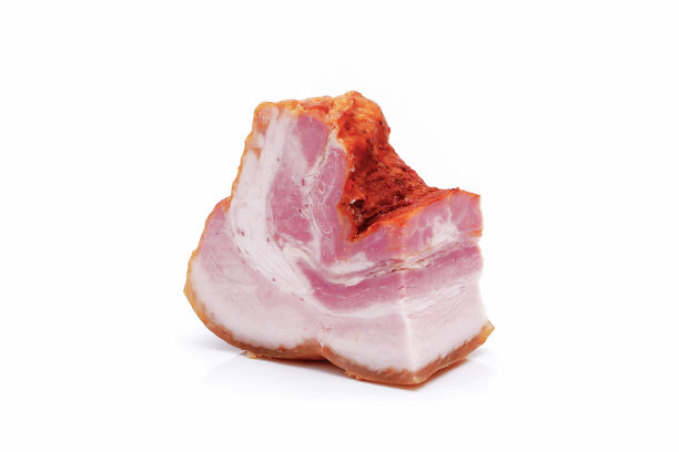 一块熏猪肉胸肉孤立在白色背景图片下载