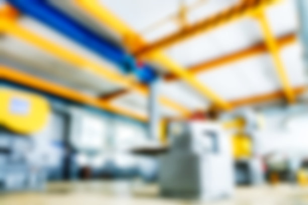 工厂清空生产车间。无重点的背景是工业主题。模糊的背景图片下载