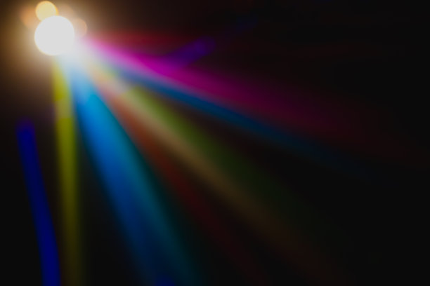 在迪斯科舞厅的黑暗房间里，彩虹照明，光线的不同颜色。模糊的背景图片下载