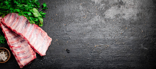 香草和香料的生排骨。图片下载