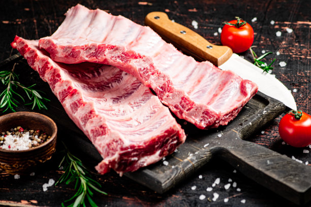 桌上放着香料和西红柿的生排骨。图片下载