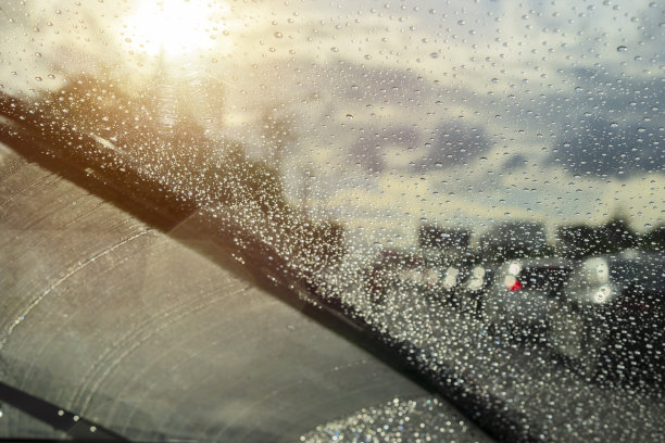 雨滴紧紧地从挡风玻璃上落下，乌云密布，傍晚大雨倾盆图片下载