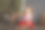 穿红裙子的小女孩在家里梦想着过年的礼物。图片下载