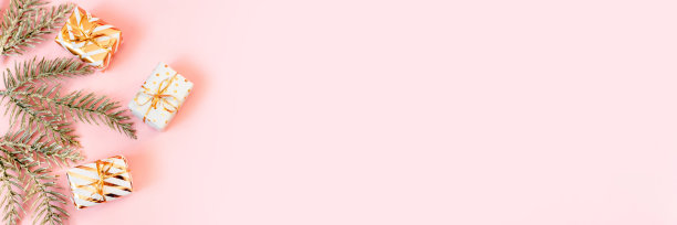 白色礼品盒与金色的蝴蝶结与雪杉木枝在柔和的粉红色背景。圣诞、新年、喜庆、节日、庆典、冬季背景、复制空间。网上购物和销售。横幅图片下载