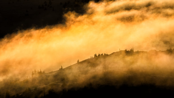 波兰喀尔巴阡的比什扎迪国家公园。山上的冬天。图片下载