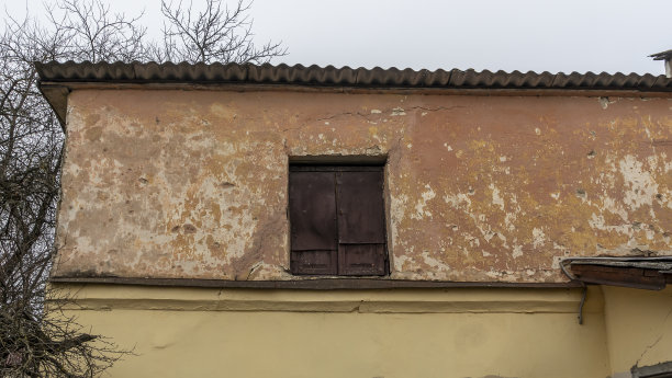 从市中心老房子的院子里看。旧公寓的墙壁。图片下载