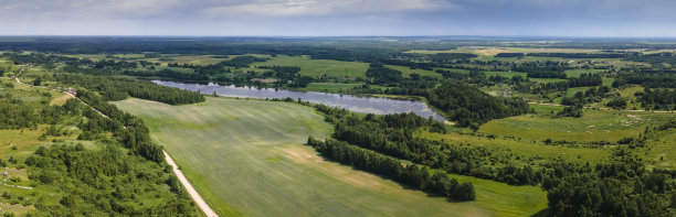 俯视图的乡村，河流，草坪，树木。自然保护。图片下载
