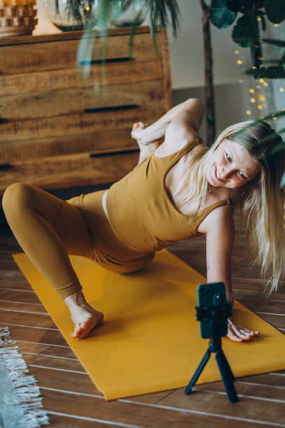 在电话课上，长发女人在垫子上做热身运动图片下载