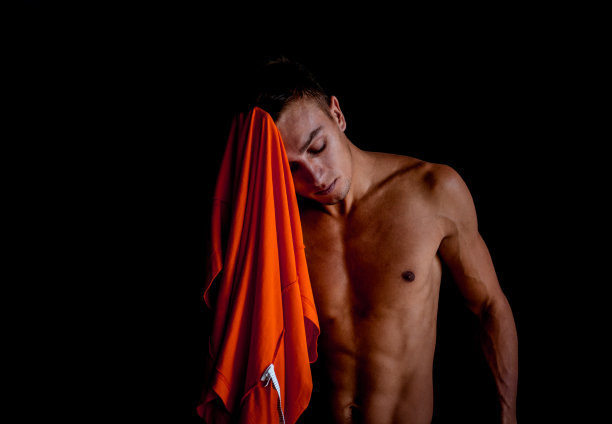 一个年轻的疲惫的出汗运动员的肖像图片下载