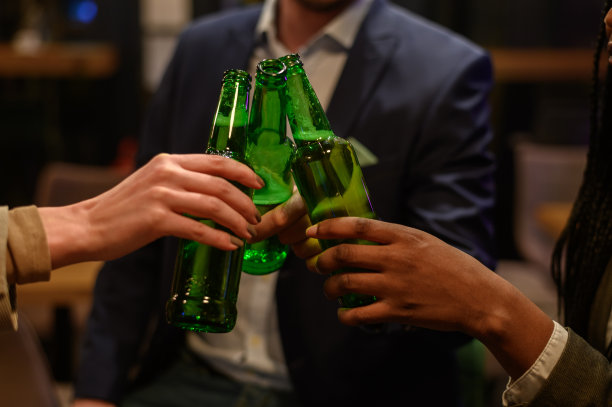 愉快的同事下班后一起在酒吧举杯图片下载