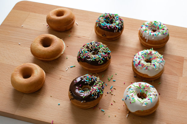 带釉料和糖屑的甜甜圈图片下载