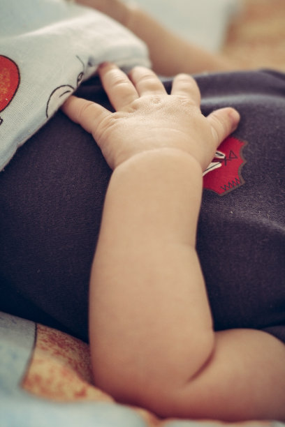 熟睡宝宝的手图片下载