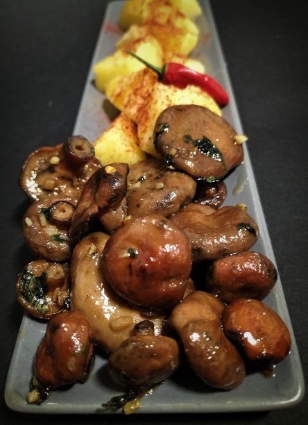 蘑菇和土豆。图片下载