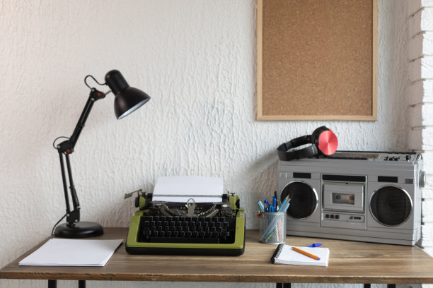 艺术创意学习场所。作家用品在书桌桌上图片下载