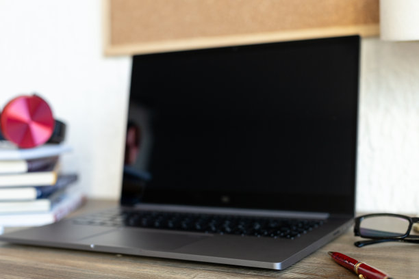 在办公室的桌子上放笔记本电脑。网上学习的工作场所图片下载