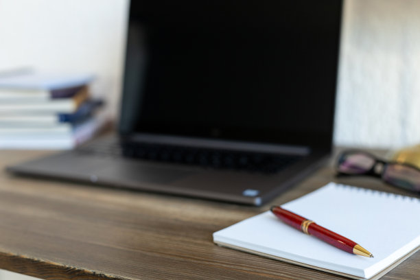 在办公室的桌子上放笔记本电脑。网上学习的工作场所图片下载