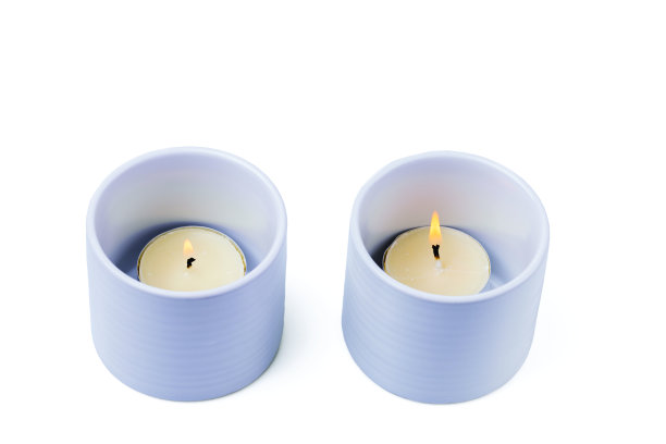 近距离观看燃烧的蜡烛在白色烛台孤立在白色背景上。图片下载