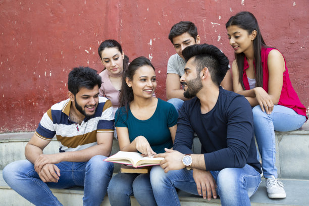 一群快乐的大学生:-库存照片图片下载