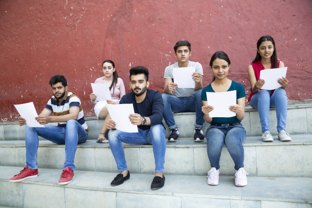 一群快乐的大学生:-库存照片图片下载