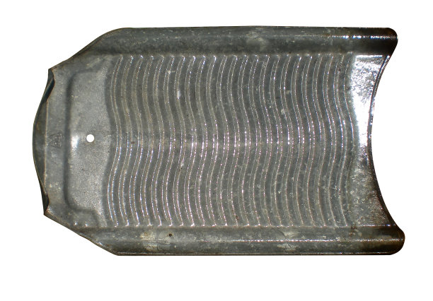 一件旧的镀锌洗衣板，20世纪50年代苏联的一件旧的家用物品图片下载