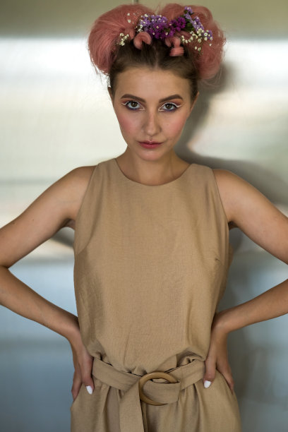 时尚和年轻女子展示了漂亮的化妆和指甲图片下载