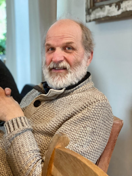 放松的高级人图片下载