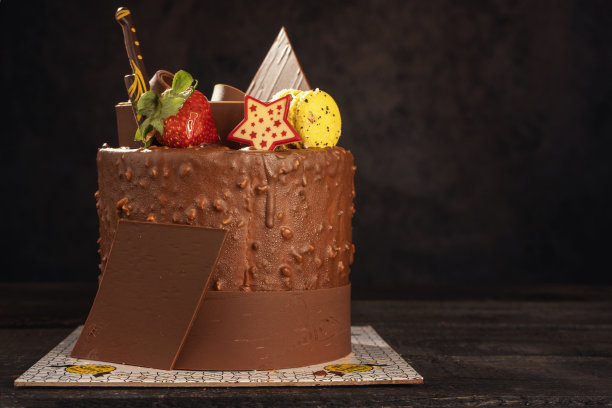 巧克力和水果蛋糕。黑色背景图片下载