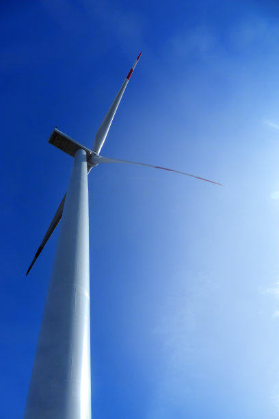 风力涡轮机在自然界晴朗的天空上图片下载