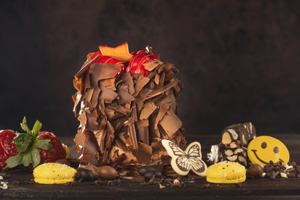 巧克力和水果蛋糕。黑色背景图片下载