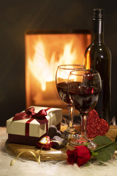 红酒，巧克力和玫瑰的礼物图片下载
