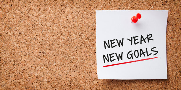 白色的贴纸，贴着新年的新目标，贴在软木板上的红色图钉图片下载