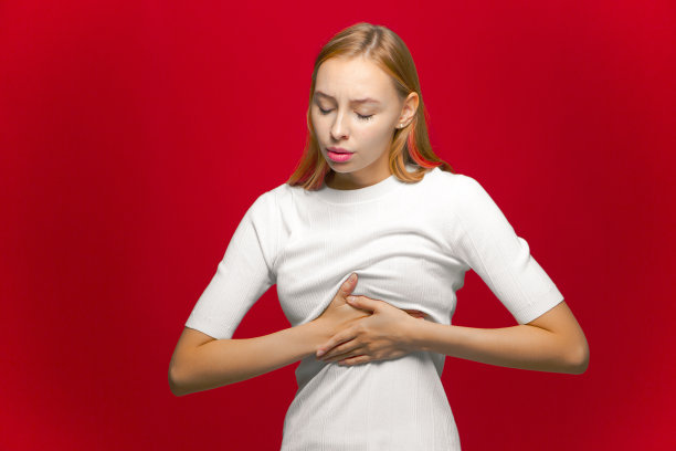 病弱少女按压胸部遭受突然疼痛、心脏病发作、心脏问题、肋间神经痛图片下载