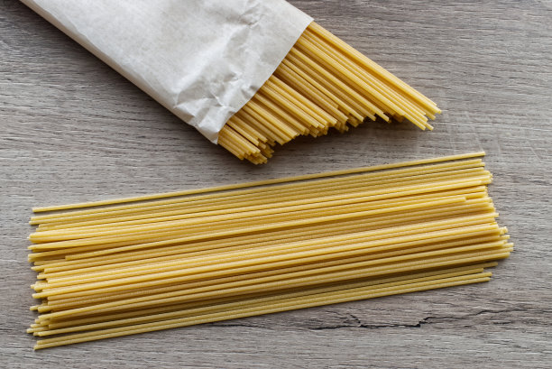 木桌上放着新鲜的意大利面图片下载