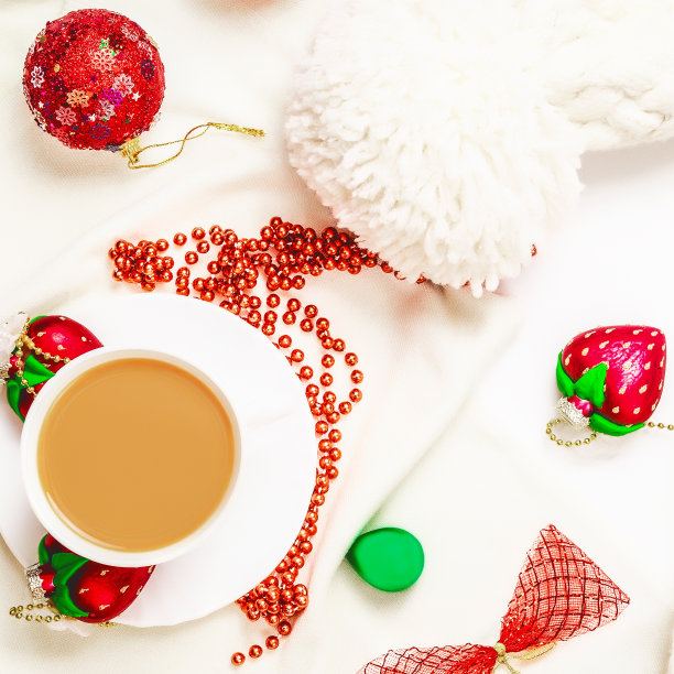 圣诞作文与咖啡在白色背景。节日贺卡的概念。舒适的冬天的作文图片下载