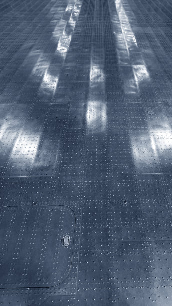 金属银色的地板上闪烁着灯笼的光芒。图片下载