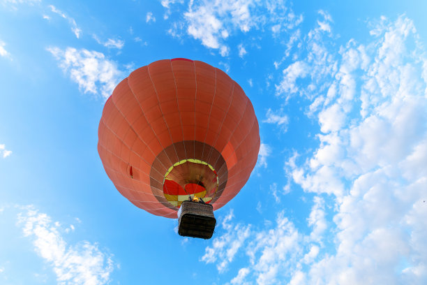 气球在天空背景底部视图。近距离图片下载