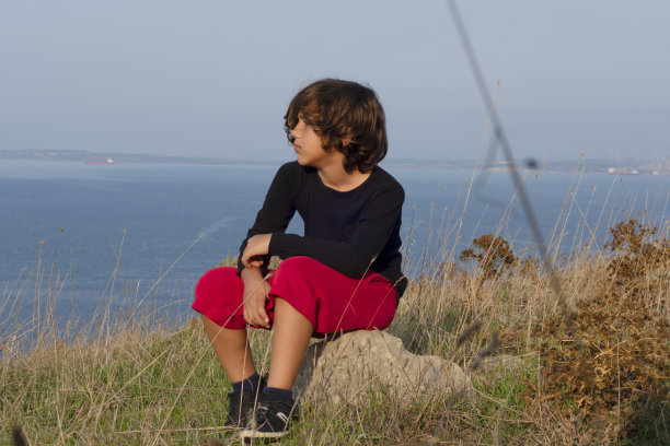 坐在石头上图片下载