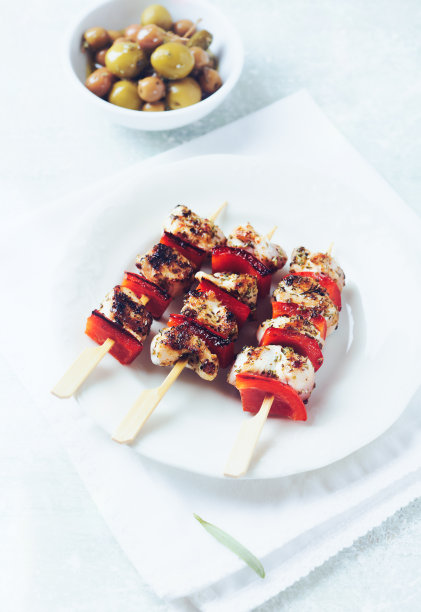 烤鸡串配红辣椒。明亮的木制背景。图片下载