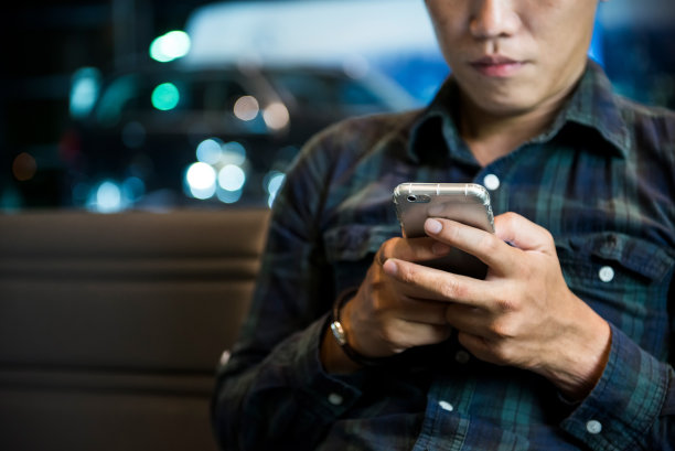 男性手夜光智能手机的特写图片下载