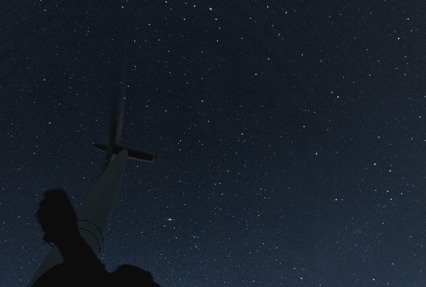 星光下的风车图片下载