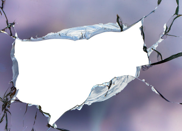 窗户玻璃上的裂缝映衬着天空。图片下载