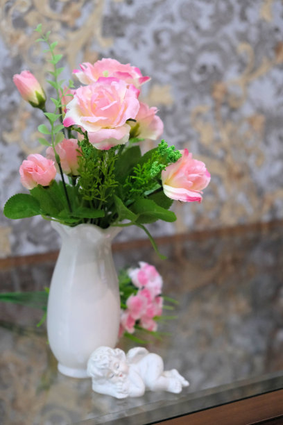 白色花瓶中的人造玫瑰花束，家居装饰图片下载