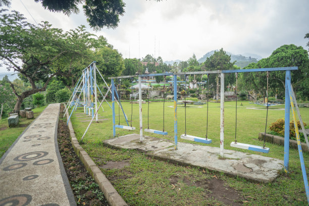 照片景观的儿童游乐场与空荡时的春天季节。图片下载