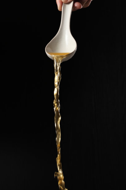 勺子浇面汤孤立在黑色的背景上图片下载