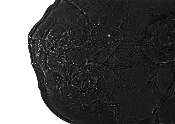 在黑色背景上飞溅干净的水的纹理图片下载