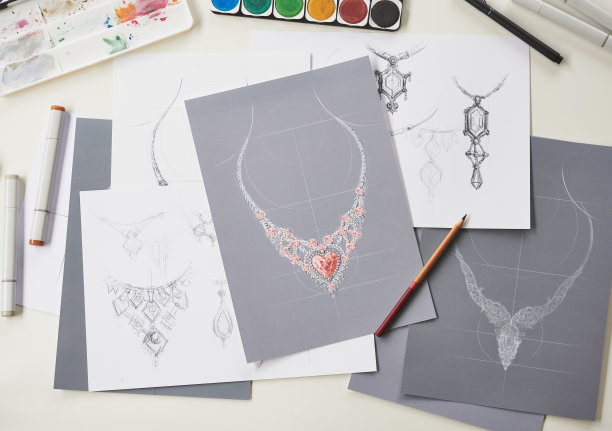设计师设计钻石首饰绘图sketchesÂ制作worksÂ工艺独特的手工奢侈品项链产品创意。图片下载