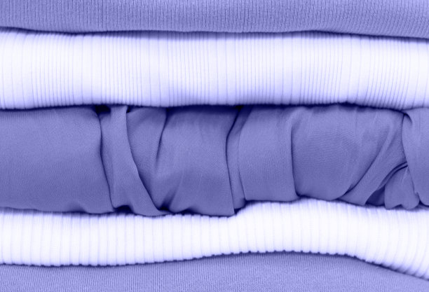 堆叠的紫罗兰和白色的衣服前视图特写图片下载