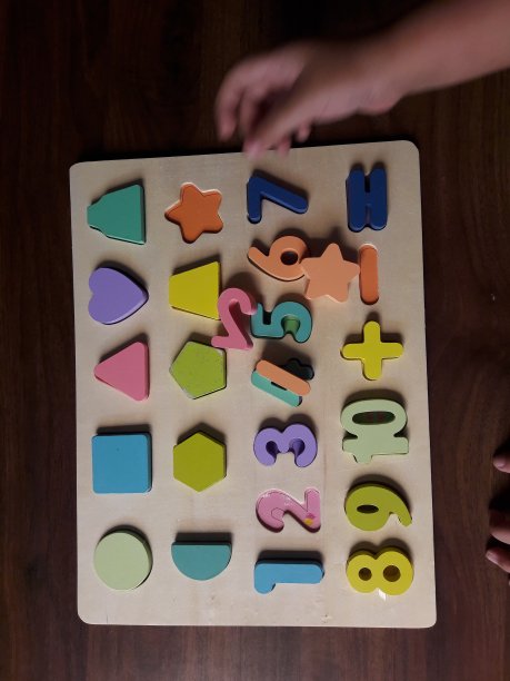 桌上放着儿童玩具字母板图片下载