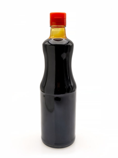 白色背景的酱油。图片下载
